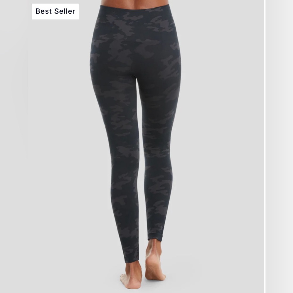 SPANX NWOT!! EXCELLENT Condition Seamless Shaping Leggings, Black Camo, Small